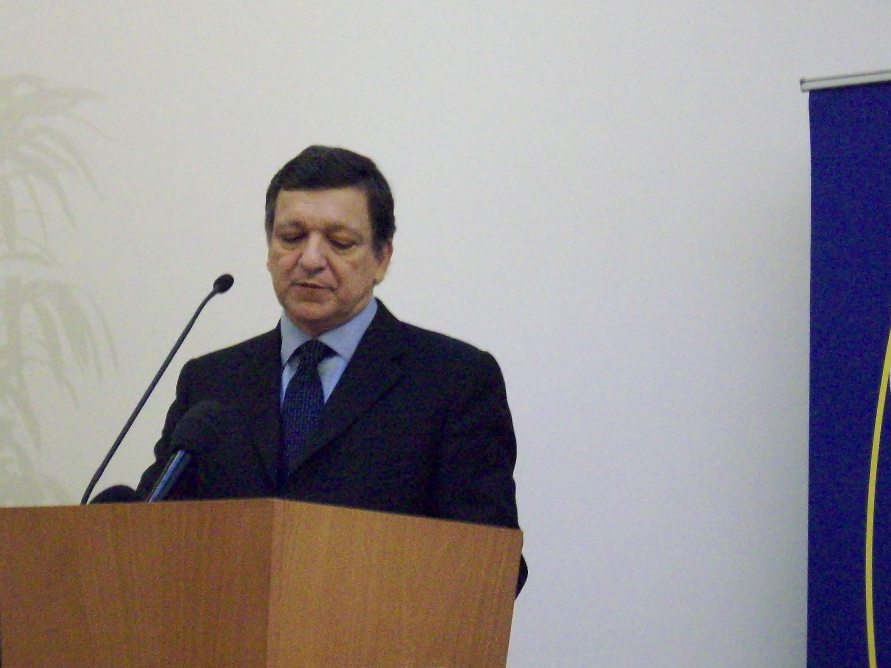 Barroso pointed to the European response as “a good example of cooperation between the Commission, the member states and the European Central Bank”, explaining how the Commission had put forward targeted measures to address specific shortcomings in the fields of capital requirements, deposit guarantees and accountancy rules.
